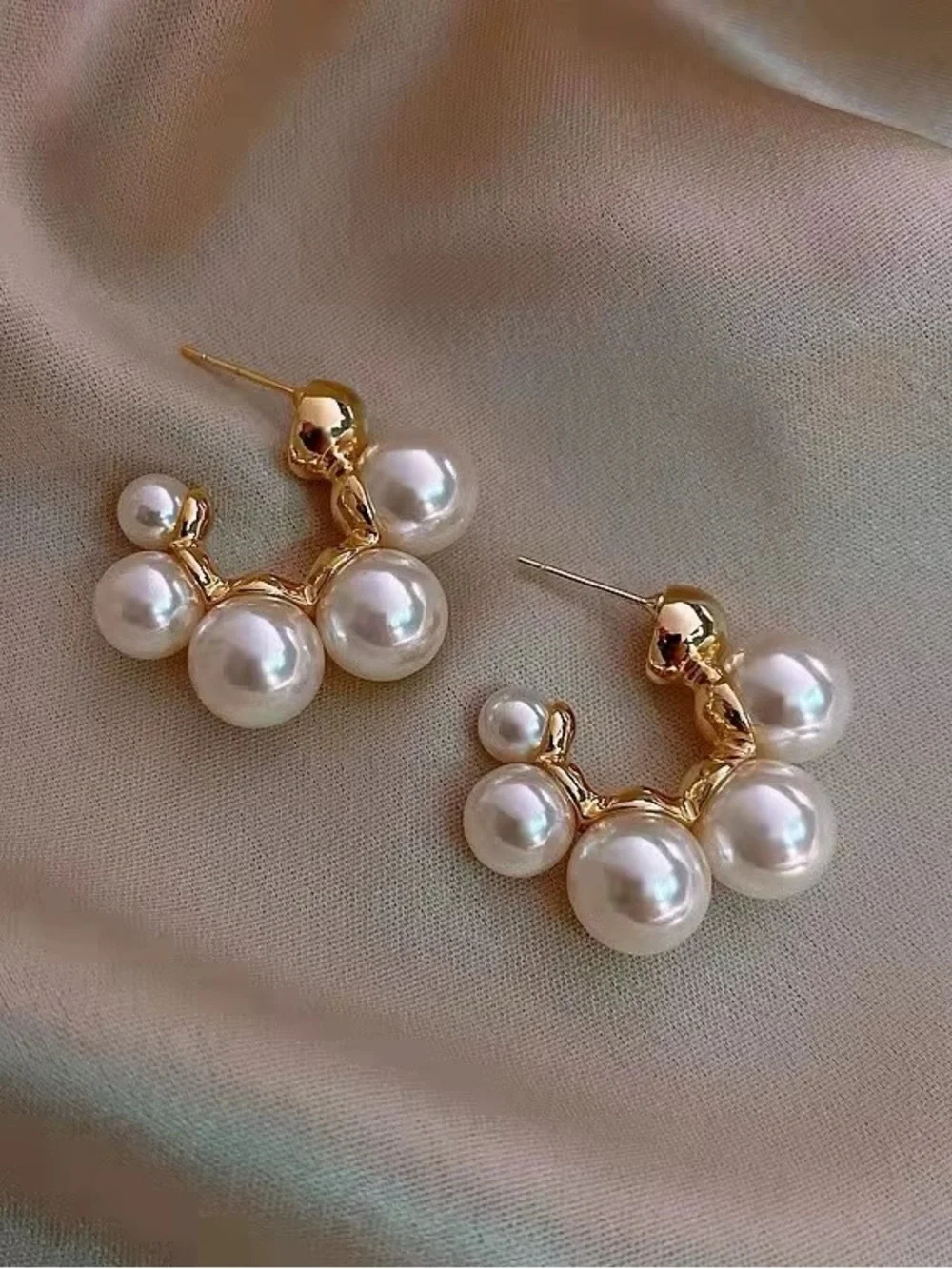 ***Exquisite High-Quality Gold Pearl Cluster Hoop Earrings